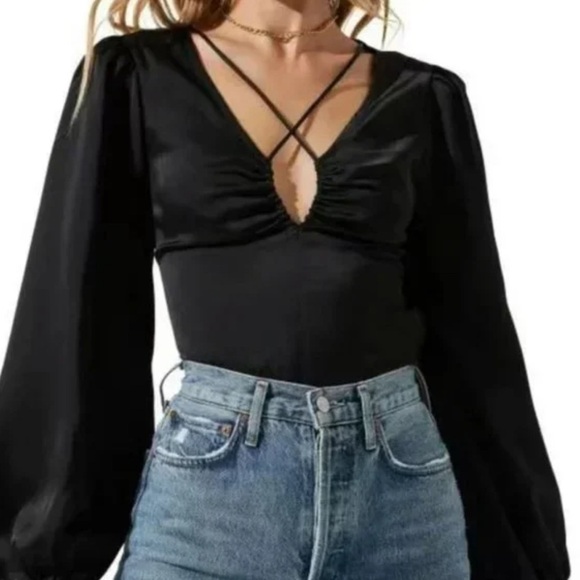 Astr Tops - ASTR the Label Black Keyhole Long Sleeve Shirt